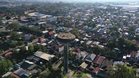 Heritage-Water-Tower-In-Einem-Vorort-Von-Wohnhäusern-Und-Straßen-In-Sydney,-Tempe