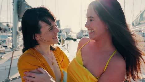 sonrisa, viento y amigas en un yate en verano