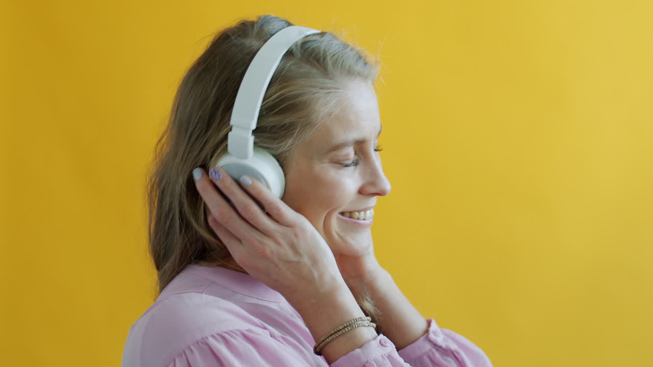 mujer escuchando música con auriculares