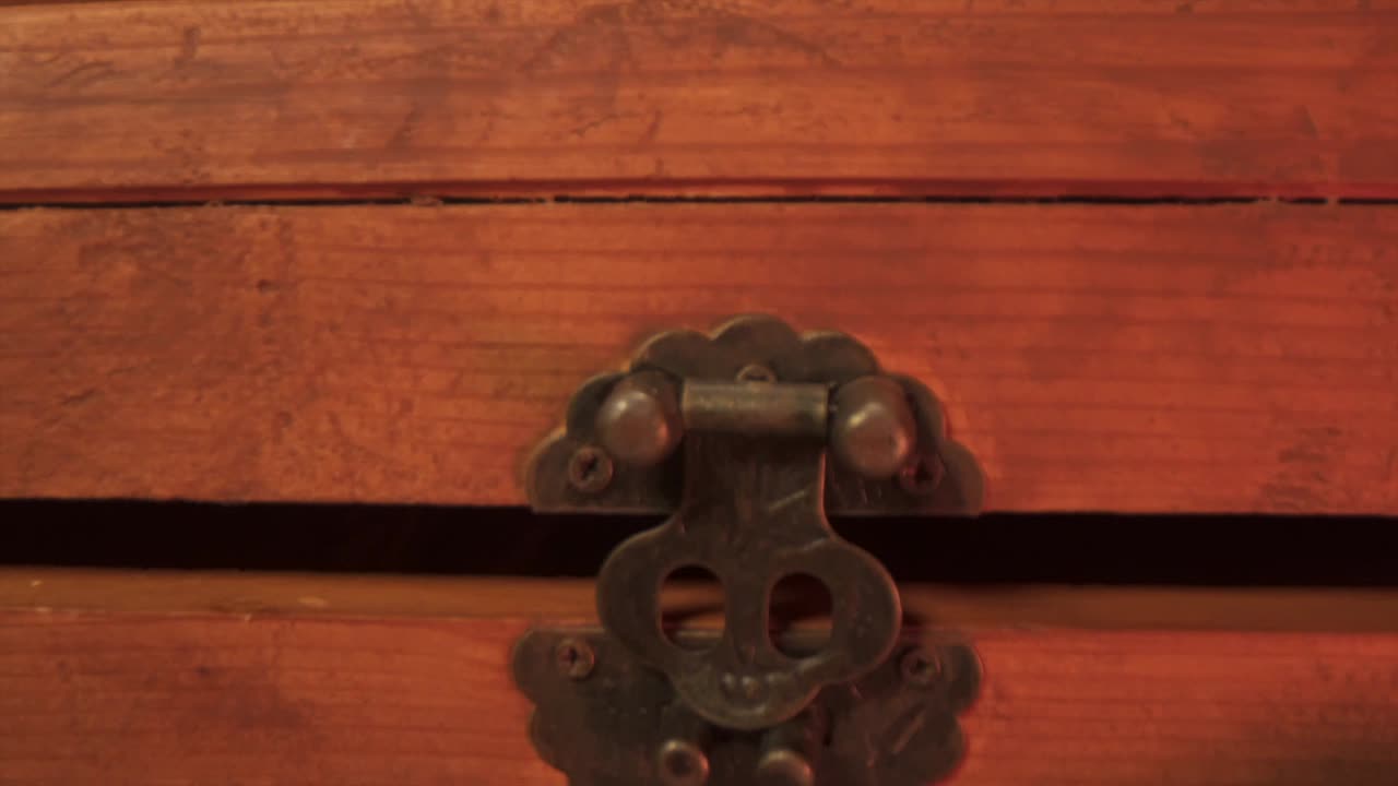 나무 보물 상자에 떨어지는 돈