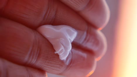 aplicación de crema para las manos