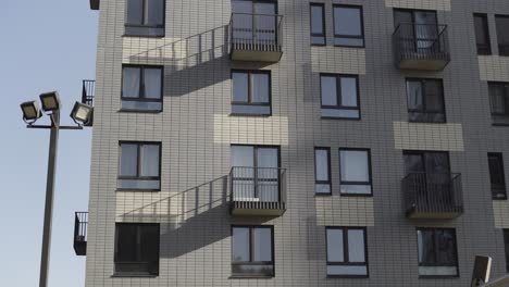 fachada de un edificio de apartamentos con balcones