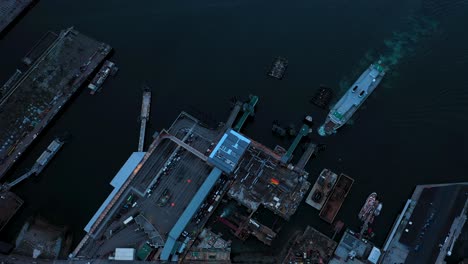 Boat-pulling-into-a-Seattle-pier-to-unload-cargo