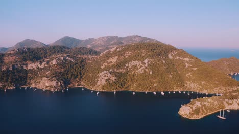 Drone-Aéreo-Volando-Sobre-El-Mar-Mediterráneo-Con-Veleros,-Yates-En-La-Laguna-De-La-Bahía