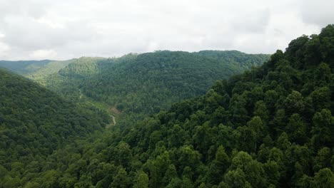 West-Virginia-Mountains-in-Appalachian-Mountain-Range-Descending-Aerial-View