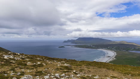 Lapso-De-Tiempo-De-Montañas-Nubladas-Y-Colinas-En-El-Camino-Atlántico-Salvaje-En-Irlanda