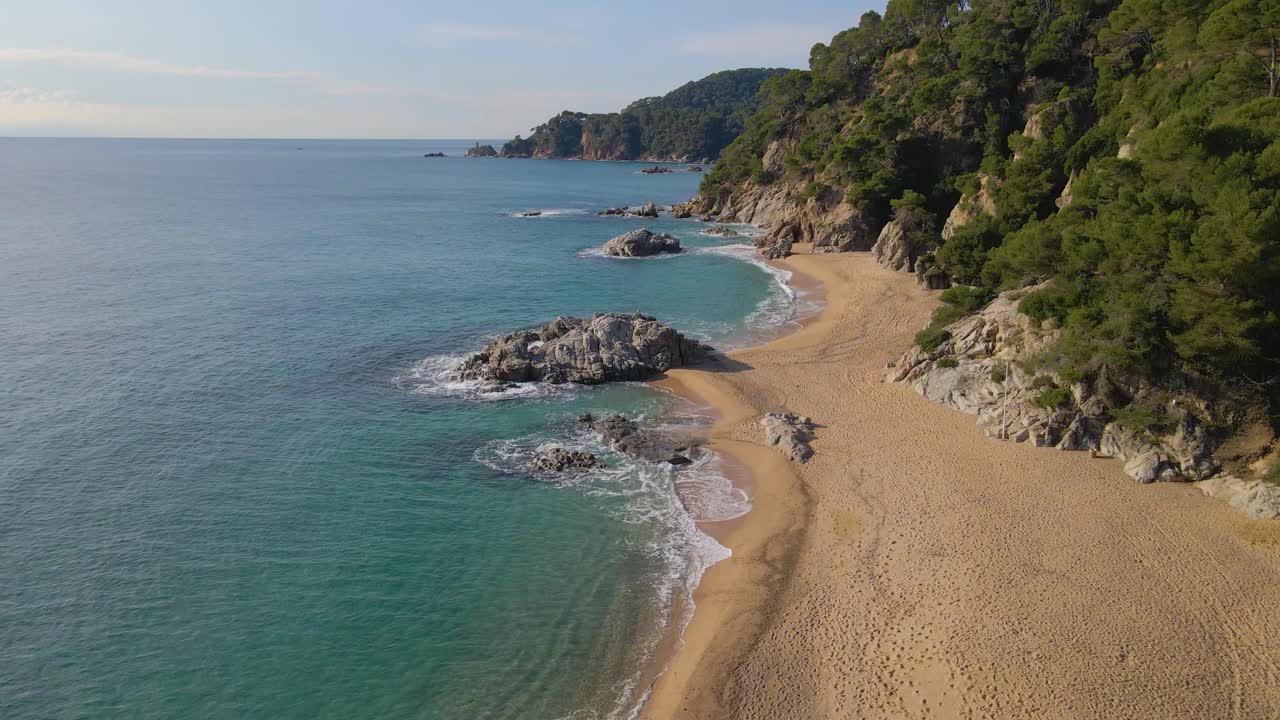 mediterraneo spiaggia paradisiaca turchese acque blu nessuno vista aerea drone spagna catalunya costa brava blanes lloret de mar mallorca isole baleari