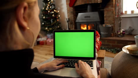 Woman-On-Line-With-Laptop-In-Room-Ready-For-Christmas