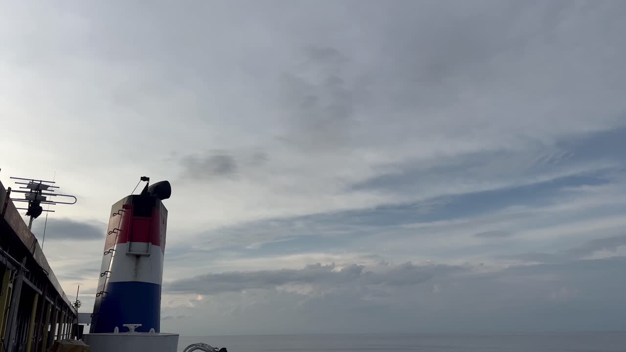 거대한 화물선에서 나오는 연기, 배기가스 배출, 연소로 인한 해양 디젤 엔진 배기가스, 운송으로 인한 가스 배출 대기 오염