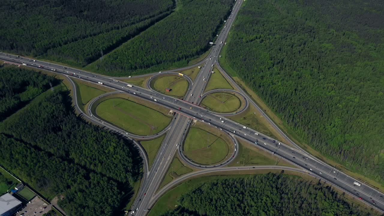 воздушное. дорожное движение в городе в летнее время.