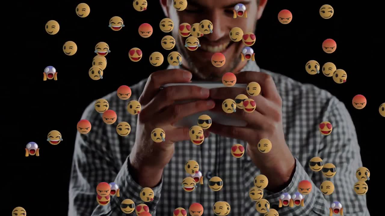 múltiples emojis de cara flotando contra el hombre usando un teléfono inteligente