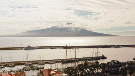 Toma-Aérea-De-Un-Dron-Del-Volcán-Pico-Desde-La-Isla-De-Faial-En-Las-Azores---Portugal