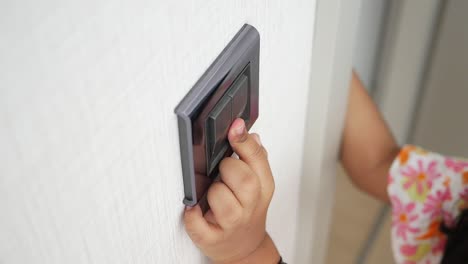 niño encendiendo un interruptor de luz