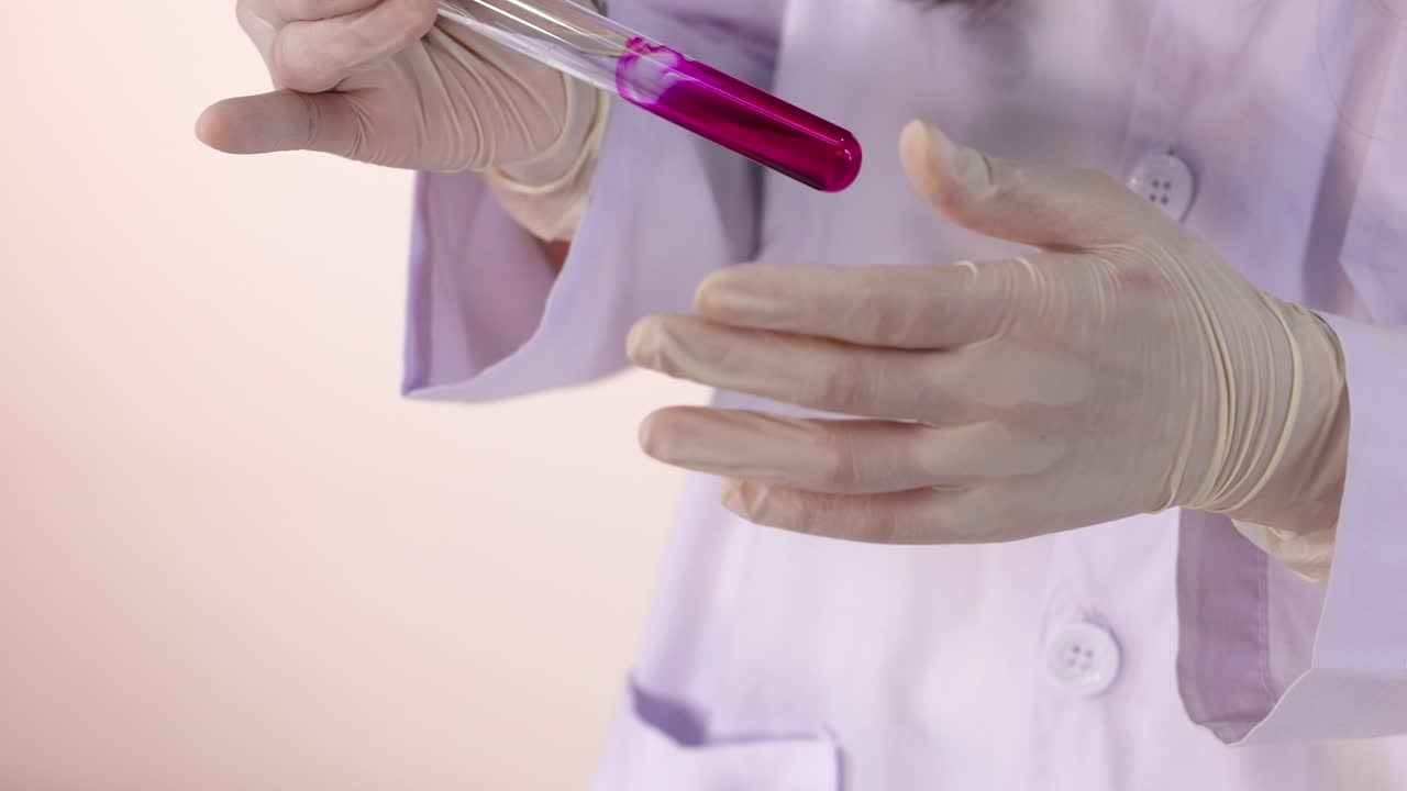 el científico lleva a cabo una reacción química con un tubo de ensayo