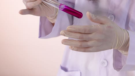 el científico lleva a cabo una reacción química con un tubo de ensayo