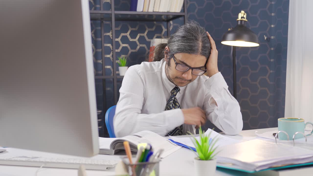 un empleado perezoso e improductivo durmiendo en la oficina.