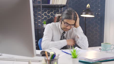 un empleado perezoso e improductivo durmiendo en la oficina.