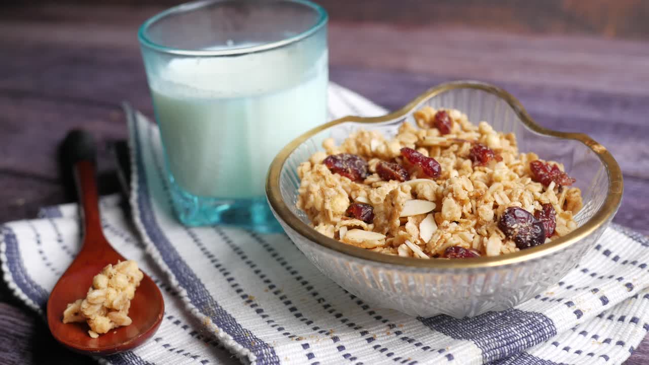 granola casera con leche