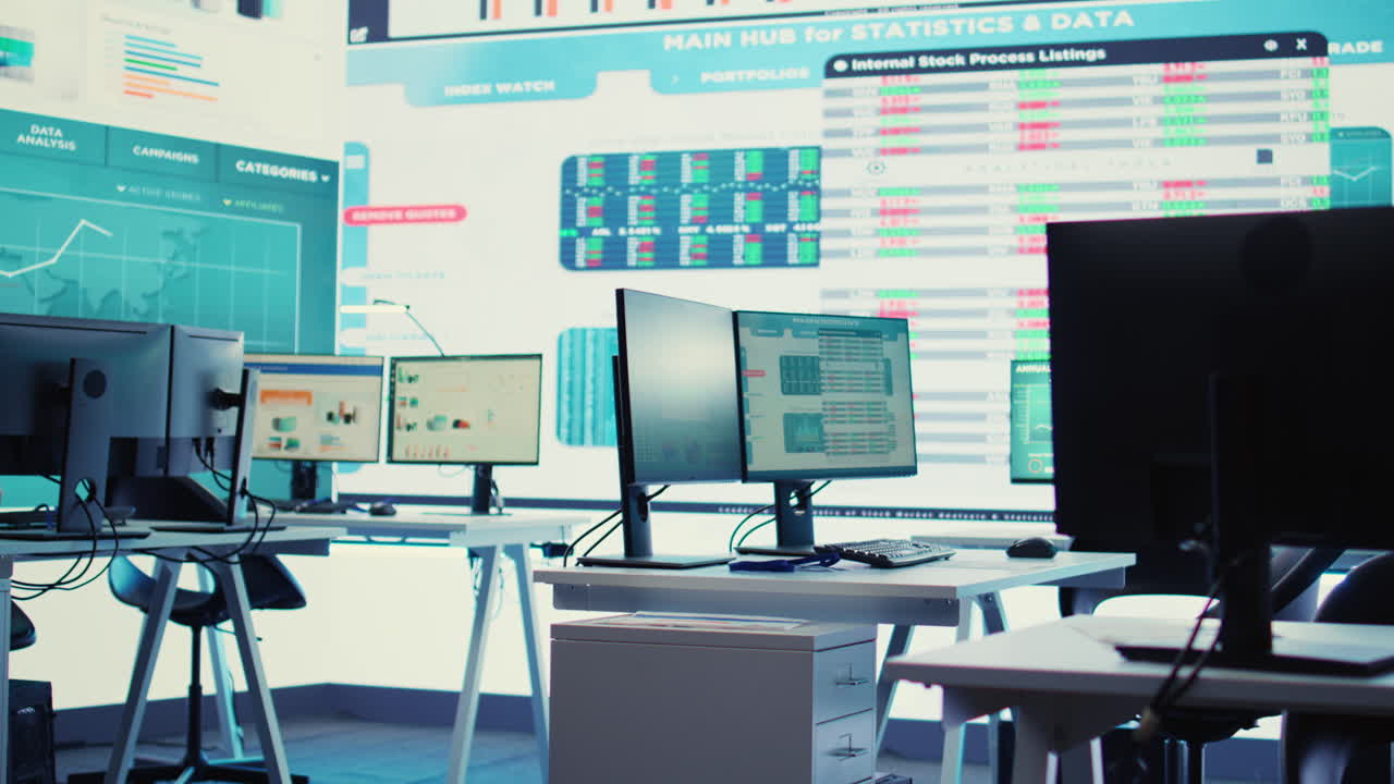 пустая комната управления бизнес-предприятием с большим световым экраном