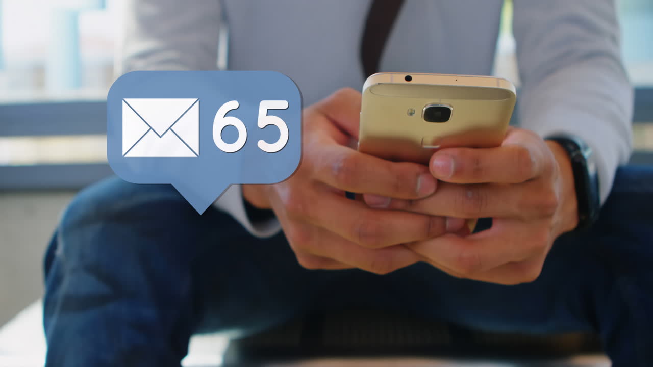 hombre viendo mensajes en su teléfono 4k