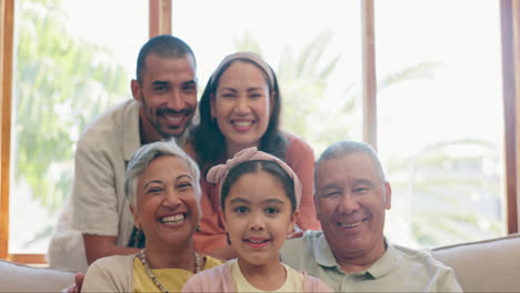 Gran-Familia,-Niño-Y-Abuelos-Con-Cara