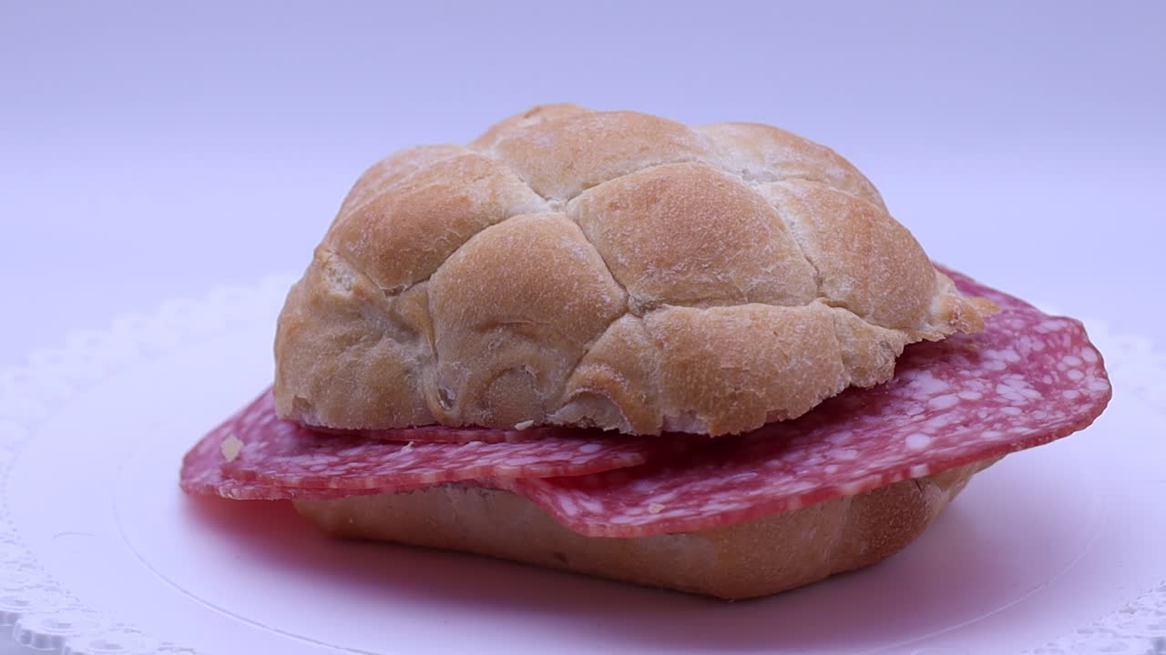 이탈리아의 파니노 알 살라메 (panino al salame) 는 회전 테이블에 회전하는 살라미 샌드위치입니다.