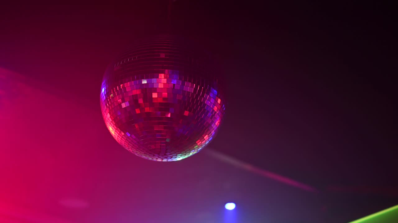 Palla da discoteca sotto luce al neon