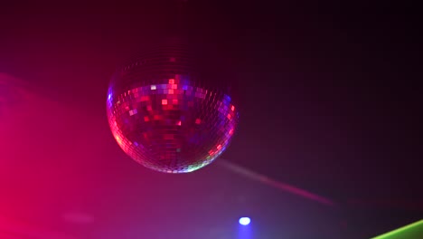 Bola-De-Discoteca-Bajo-Luz-De-Neón