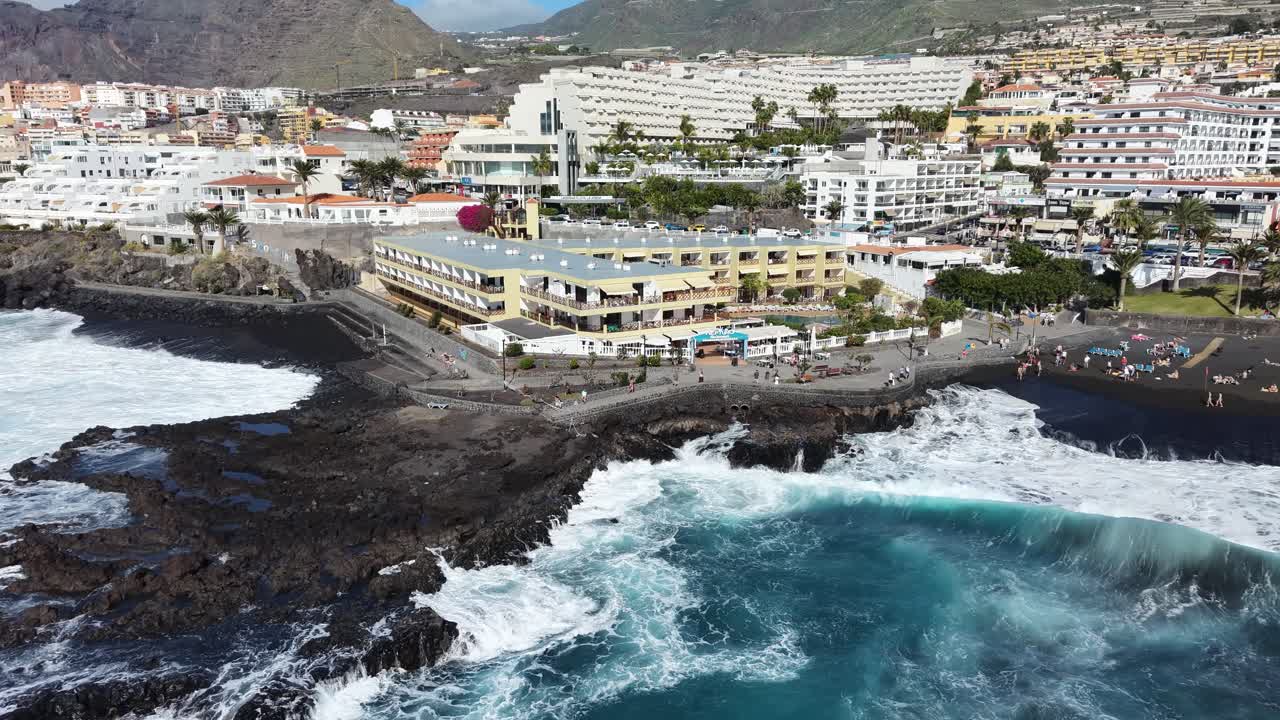 Ola rompiendo en cámara lenta, playa de Puerto de Santiago, Tenerife, España, vista aérea