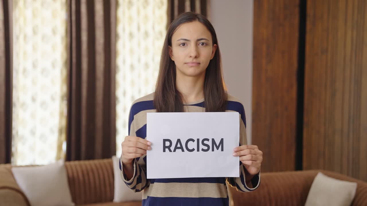 mujer india triste sosteniendo una pancarta de racismo