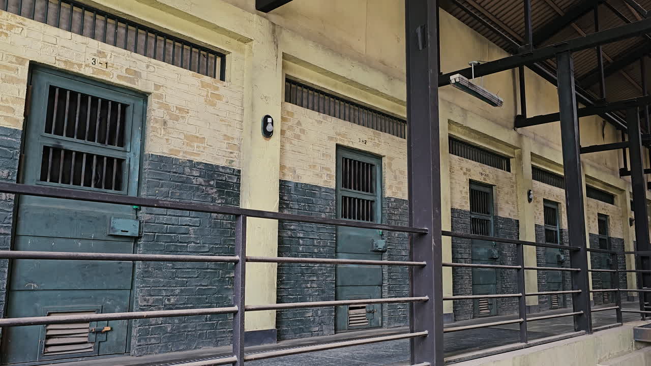 dentro de la antigua prisión coreana en el set de cine y drama de iksan - corredor del segundo piso con celdas cerradas
