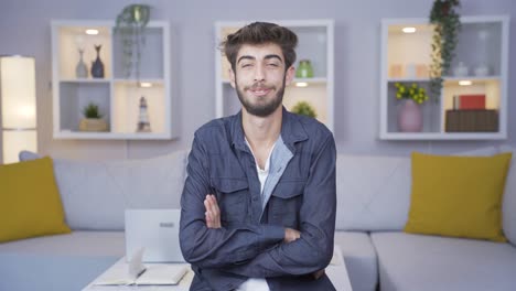 el hombre haciendo gestos lindos para la cámara.