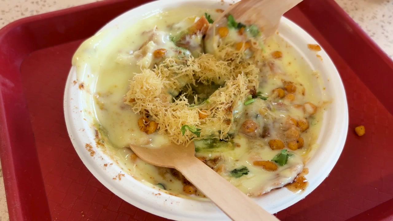 Indický pouliční sýrový chaat se sev chutney a cizrnou, podávaný v misce.