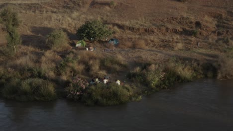 Camping-In-Der-Natur-Mit-Freunden