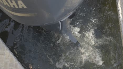 arranque de embarcaciones a motor, arranque de motores de embarcaciones, en el agua, bajo la superficie, remo de buque, salpicaduras de agua, burbujas