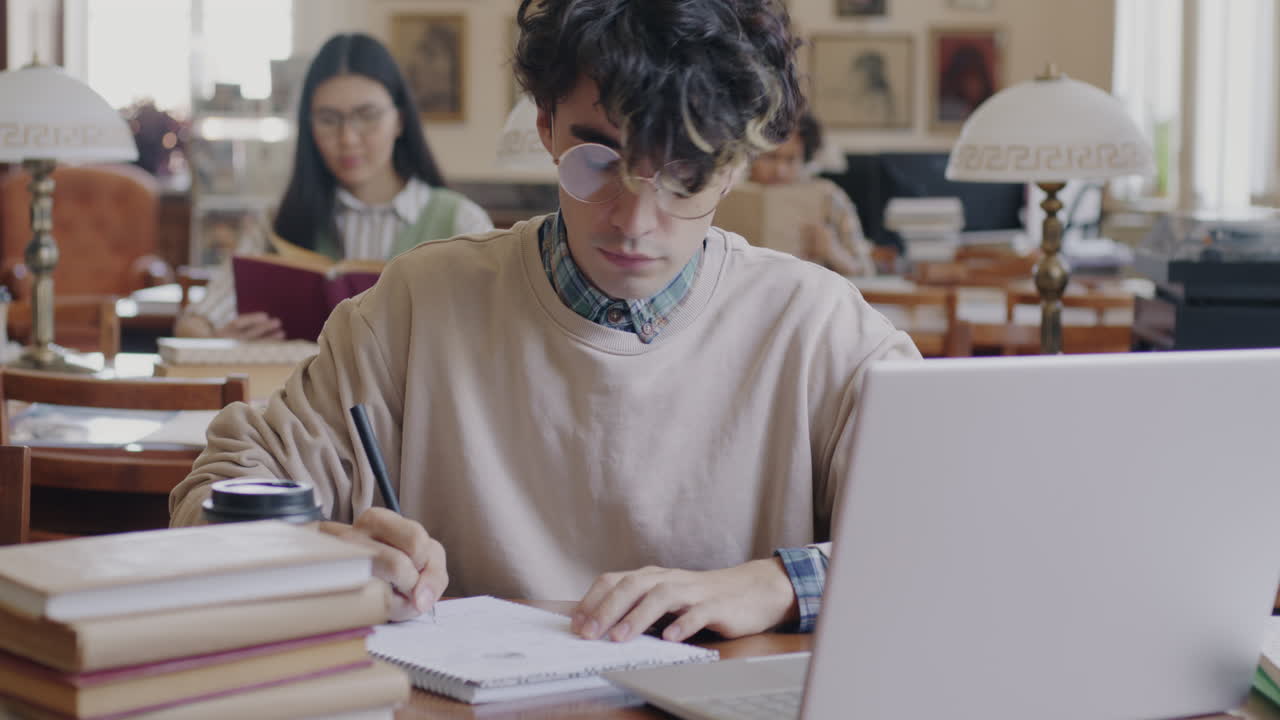 도서관 에서 공부 하는 학생