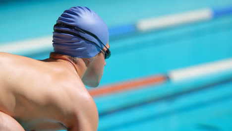 nadador masculino preparándose para saltar en la piscina 4k