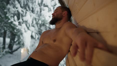 hombre caucásico disfrutando en la sauna en invierno.