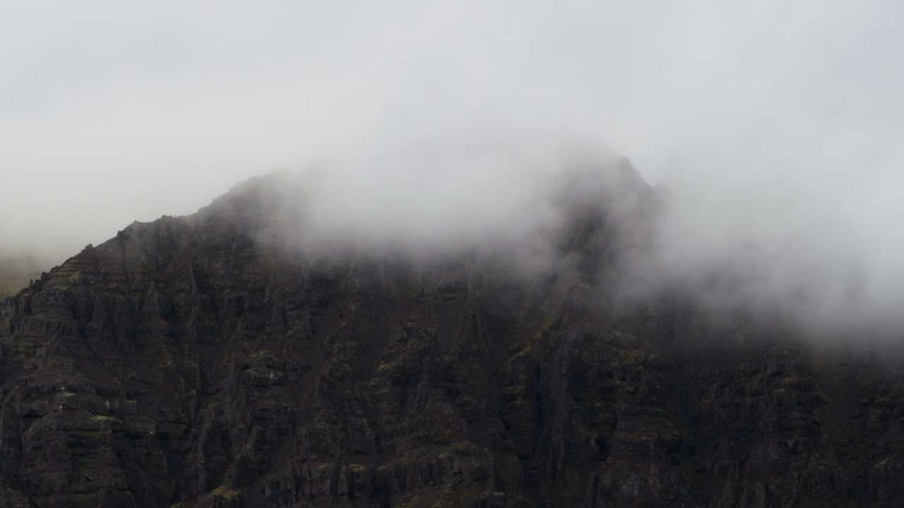 fjallsárlón 아이슬란드의 험준한 지형에서 구름으로 덮인 산봉우리를 향한 시네마틱 돌리 인