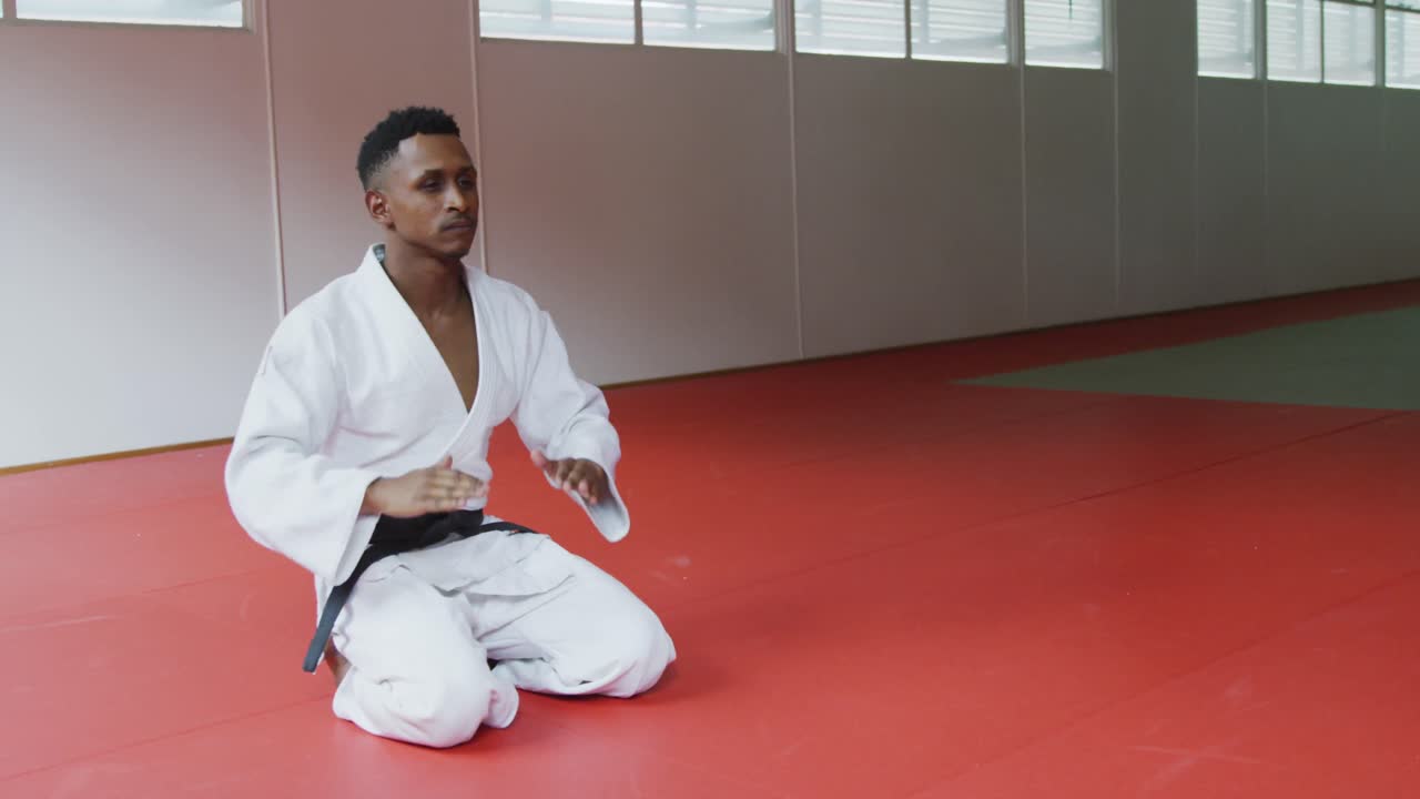 judoka arrodillado en el tapete de judo