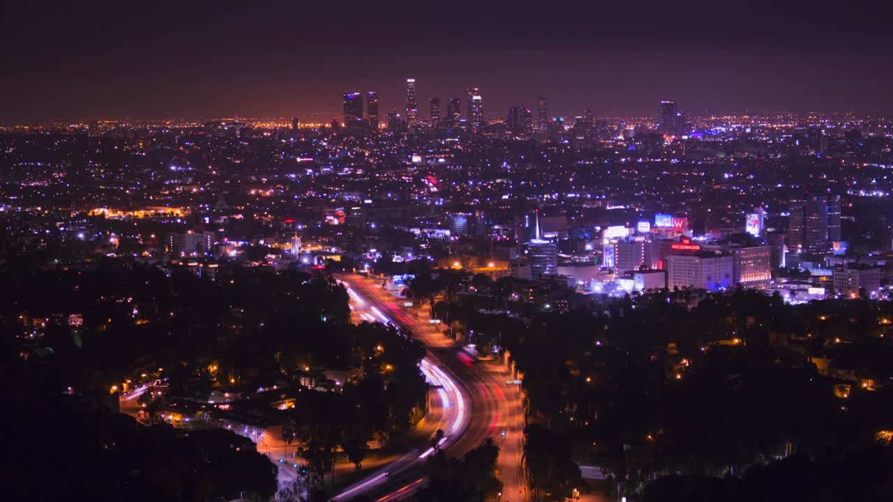 할리우드 언덕에서 로스앤젤레스를 내려다보는 높은 각도