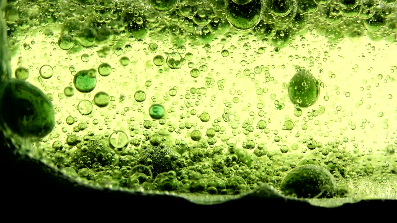 유리 배경 뒤에 있는 물 거품