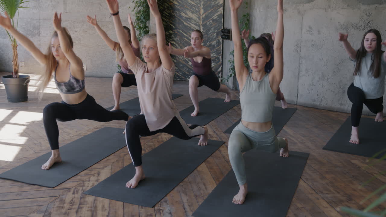여성들이 스튜디오에서 요가를 연습하고 있습니다.