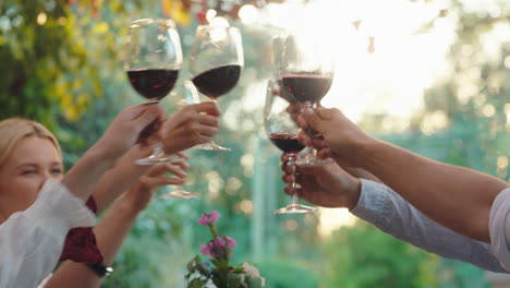 grupo de amigos haciendo un brindis celebrando la reunión cena fiesta bebiendo vino sentados a la mesa charlando compartiendo estilo de vida gente relajándose al aire libre 4k metraje