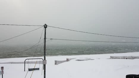 Pesados-Copos-De-Nieve-Con-Efecto-Lago-Cayendo-Frente-A-La-Costa