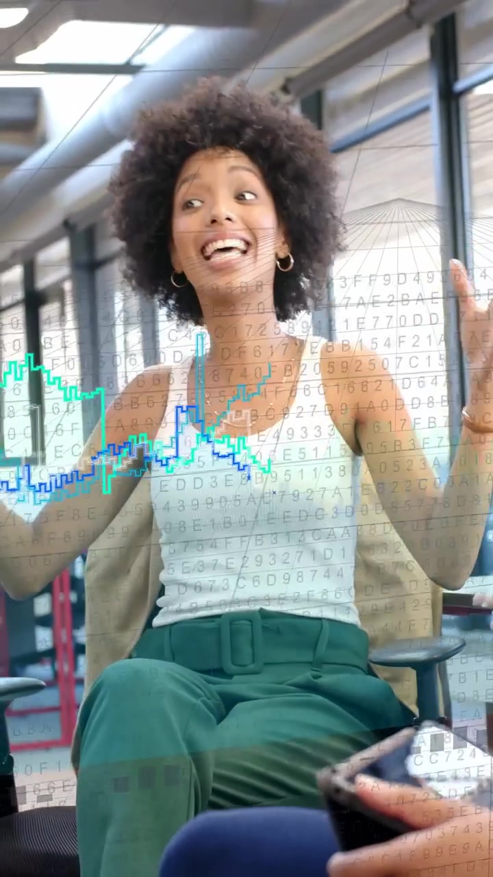 Vídeo vertical: Colega gesticulando, mulher no escritório se ajustando, esclarecendo, destacando um ponto chave, mostrando gráficos.
