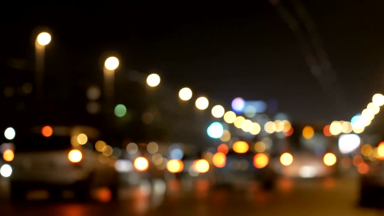 luces desenfocadas calle de los ángeles resumen. fondo borroso de la ciudad. círculos de bokeh en movimiento del tráfico nocturno.