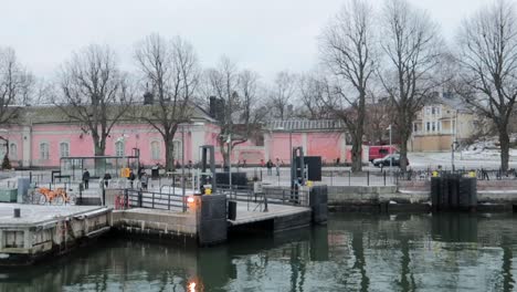 Ferry-Llegando-A-Los-Muelles-En-La-Fría-Mañana-En-Suomenlinna-En-Finlandia