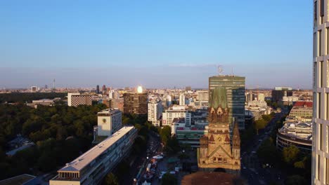 cerca de rascacielos con ventanas, iglesia
