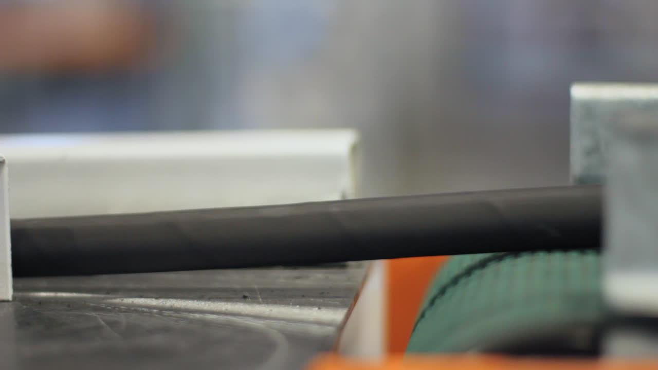 manguera de plástico que pasa a través de la máquina en el transportador en el taller de la fábrica